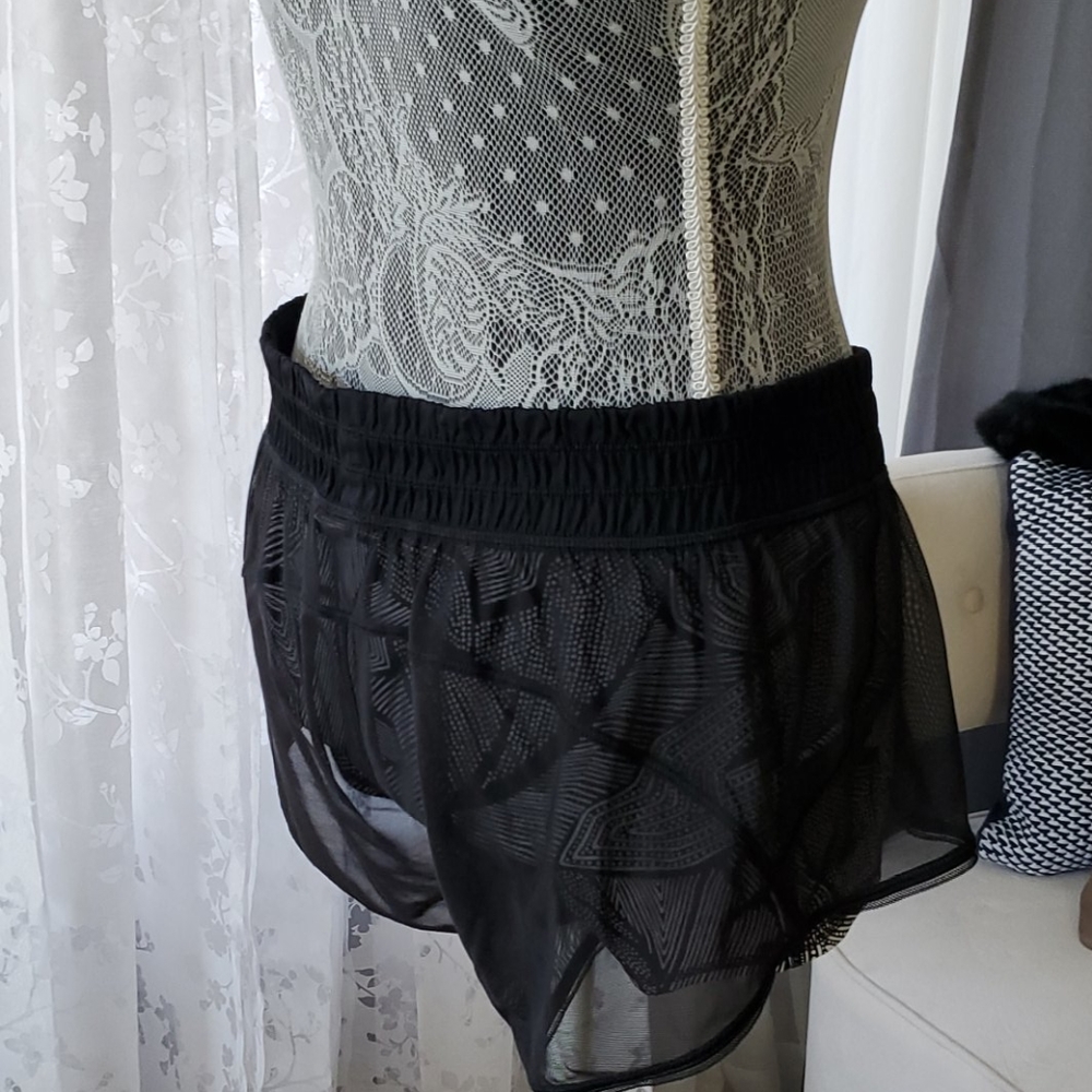 Lululemon shorts with mesh around size 8 - Picture 4 of 4